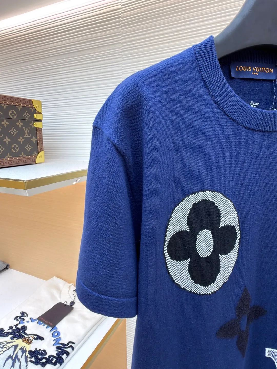 LOUIS VUITTON SKI ski series knitted intarsia round neck short-sleeved T-shirt ●Original version: Purchased and developed for 15999 ●Item number: 1681456-A85 ●Fabric: cotton fabric ●Technology: knitted intarsia production ●Color: blue ●Version: fitted version ●Weight: about 320 grams ●Size: XS-S-M-L ●Description: This T-shirt is made of high-quality knitted fabric, with a soft and crisp texture. The dark blue tone shows a high-end texture. The round neck structure adopts precision hemming technology, and the neckline fits the neck and is not easily deformed. The body of the garment is covered with the brand's classic logo, using a combination of jacquard and embroidery techniques. Different logo textures are three-dimensional and rich in color, highlighting the brand's high recognition. The body of the garment is sewn using industrial-grade flat seam technology. The stitches are smooth and even, and the stitches at the hem and cuffs are fine and firm. From the selection of knitted fabrics to the detailed control of logo technology, every process reflects Louis Vuitton's pursuit of craft precision and creative design. It not only retains the daily practicality of the T-shirt, but also demonstrates the brand's light luxury recognition through multiple logos. It is a fusion of knitting technology and fashion design. The overall wiring is straight and delicate, the fabric is comfortable and soft, and the color is consistent without color difference. It can be matched with the same style to create a fashionable look and control various occasions. Customized accessories, complete with three standards, same style for men and women!